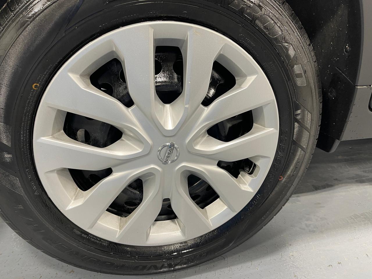 2017 Nissan Rogue SV - Photo #9