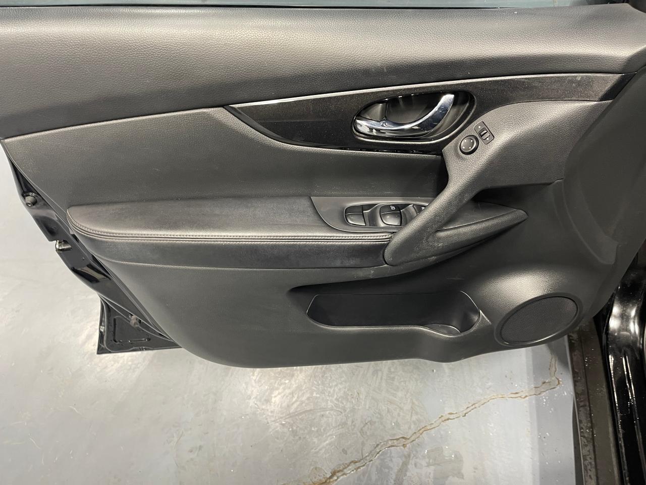2017 Nissan Rogue SV - Photo #11
