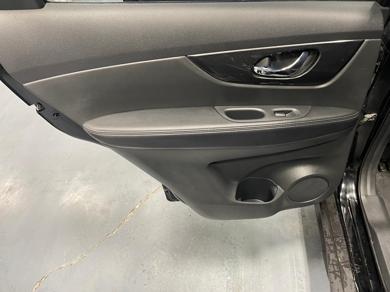 2017 Nissan Rogue SV - Photo #14
