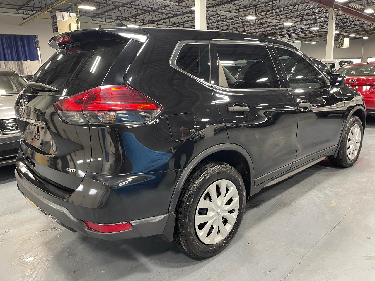 2017 Nissan Rogue SV - Photo #4