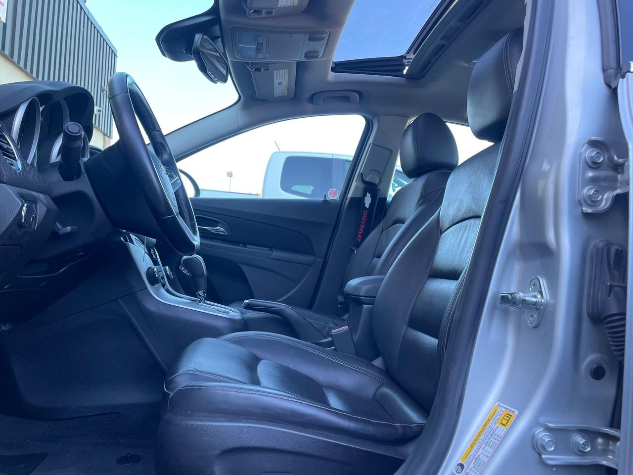 2015 Chevrolet Cruze 4dr Sdn 2LT LEATHER SUNROOF NO ACCIDENT CAMERA Photo