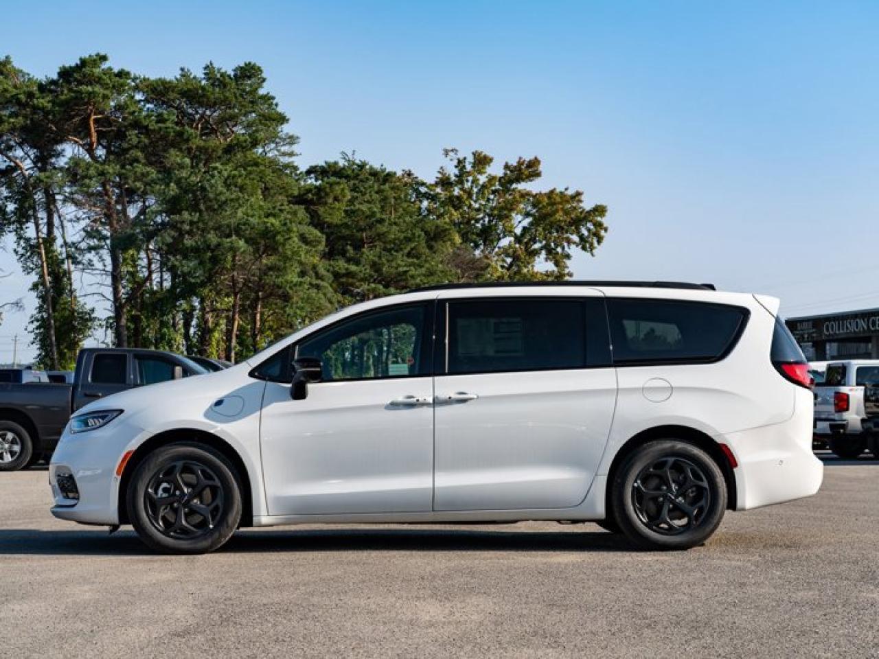 2024 Chrysler Pacifica Hybrid PREMIUM S APPEARANCE Photo