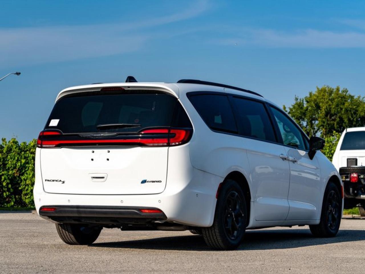 2024 Chrysler Pacifica Hybrid PREMIUM S APPEARANCE Photo