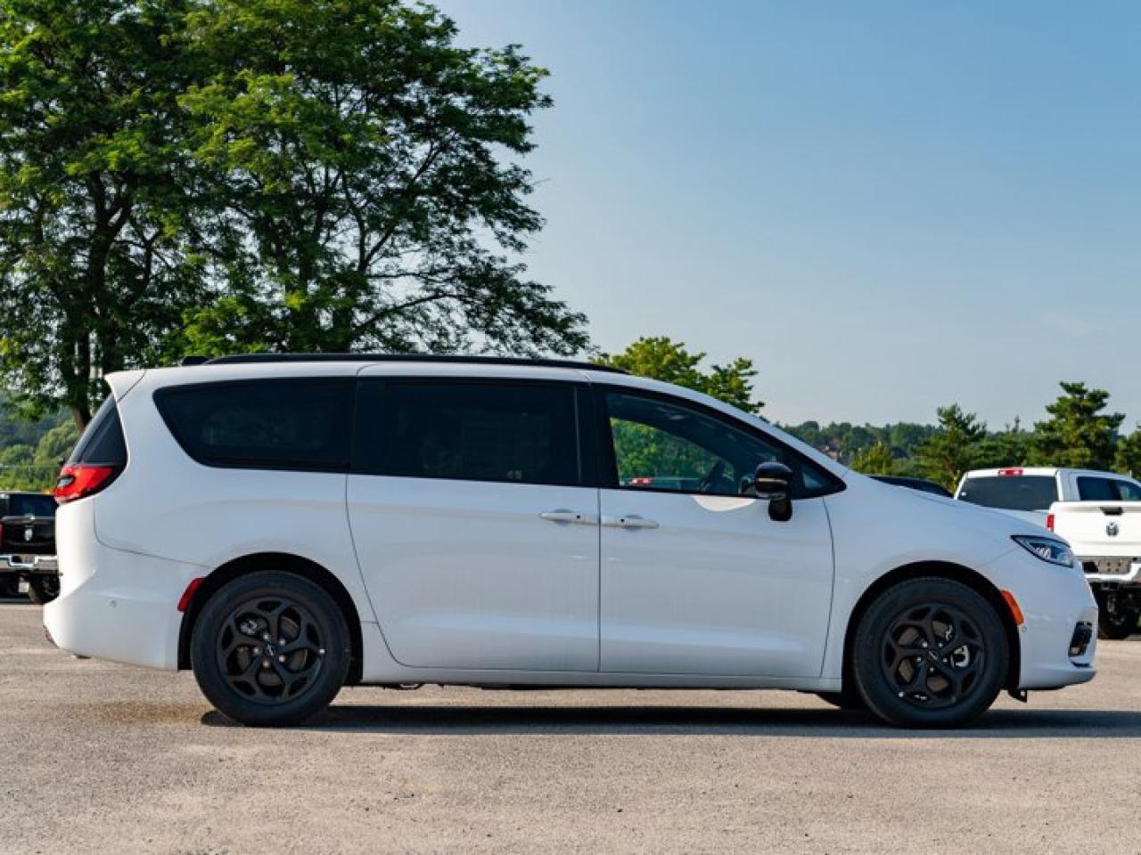 2024 Chrysler Pacifica Hybrid PREMIUM S APPEARANCE Photo