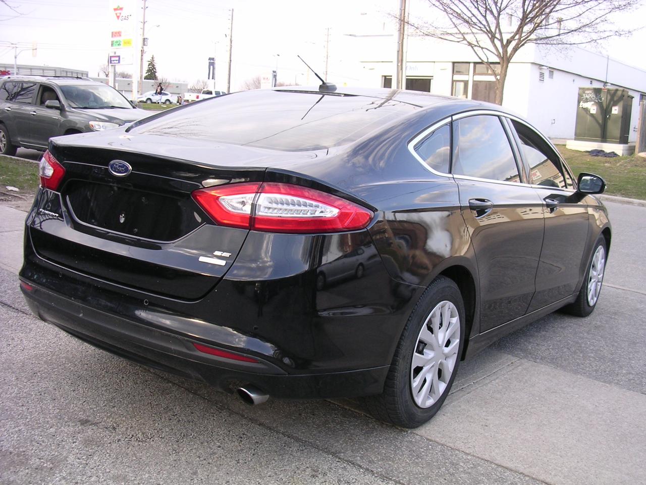 2016 Ford Fusion SE - Photo #3