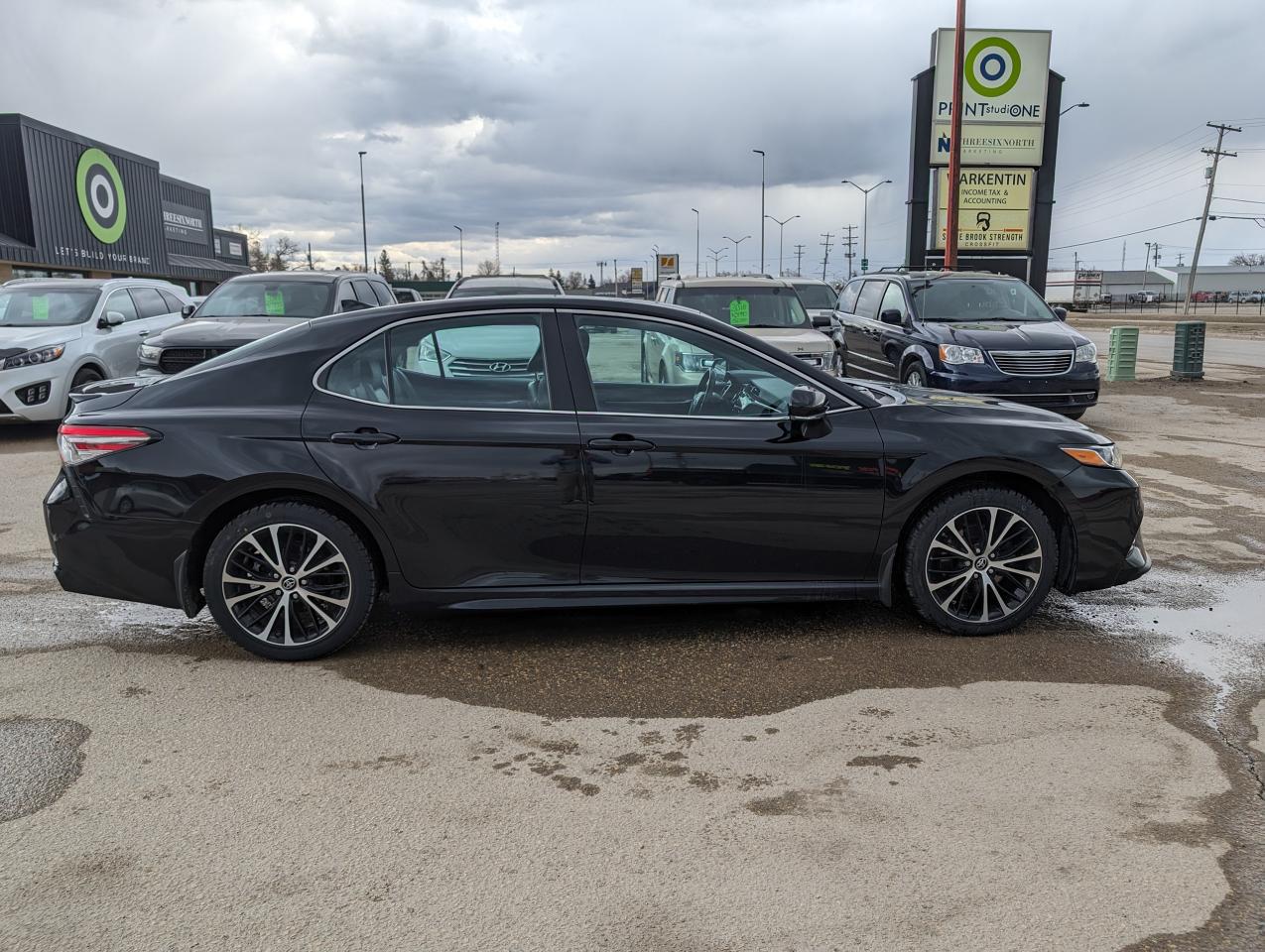 2019 Toyota Camry SE - Photo #3