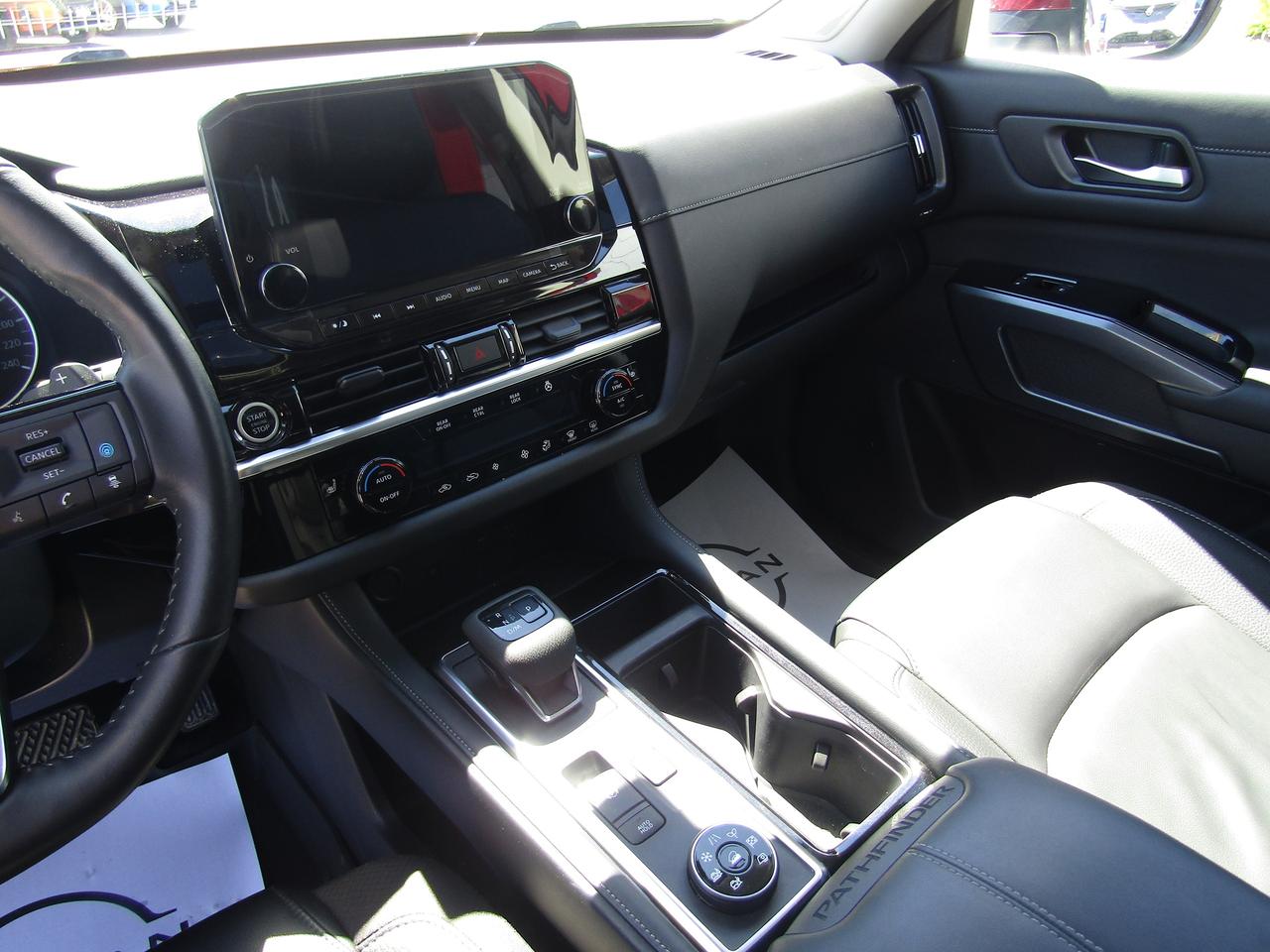 2023 Nissan Pathfinder SL Photo