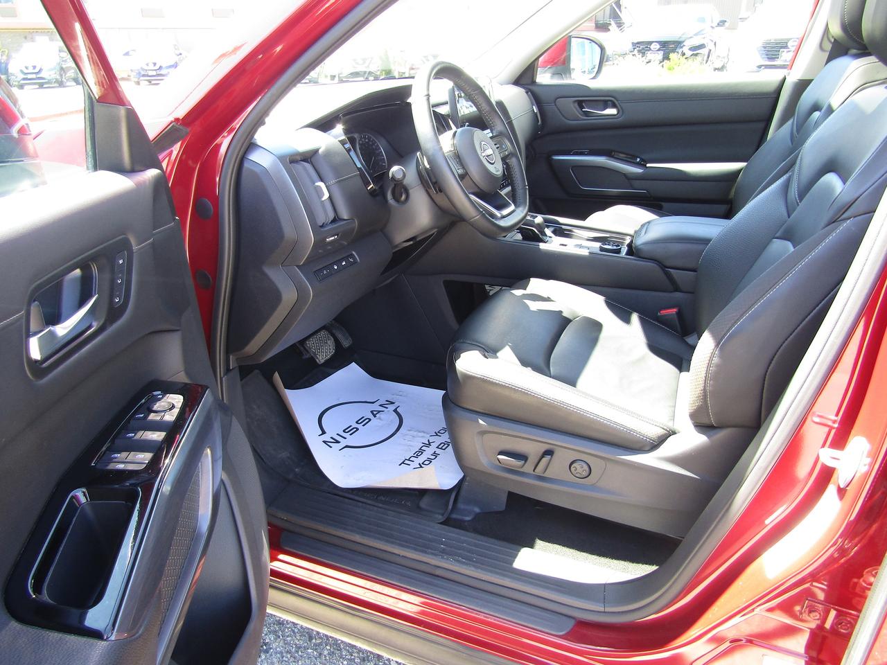 2023 Nissan Pathfinder SL Photo
