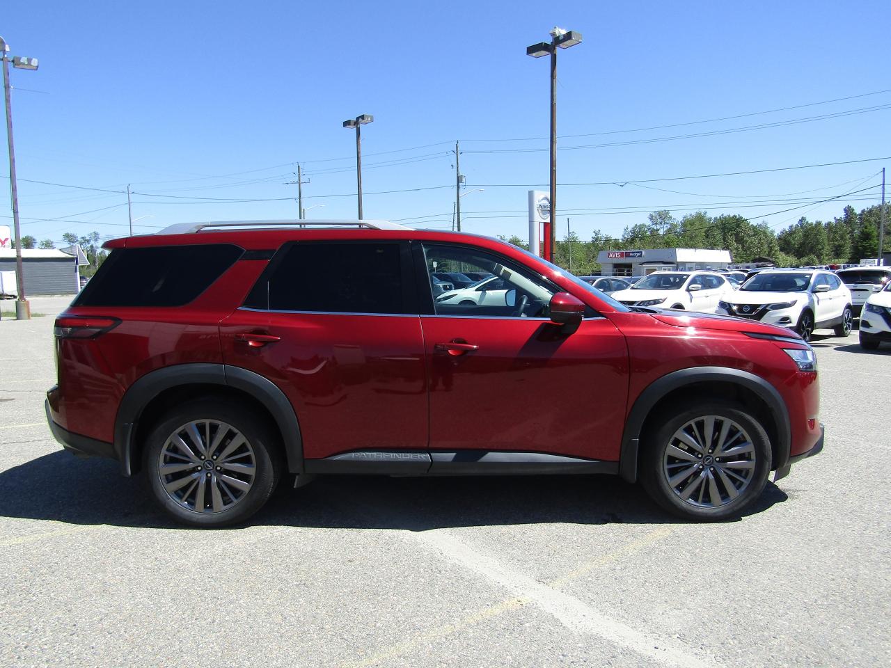 2023 Nissan Pathfinder SL Photo3