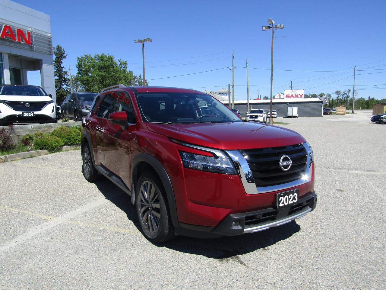 2023 Nissan Pathfinder SL Photo2