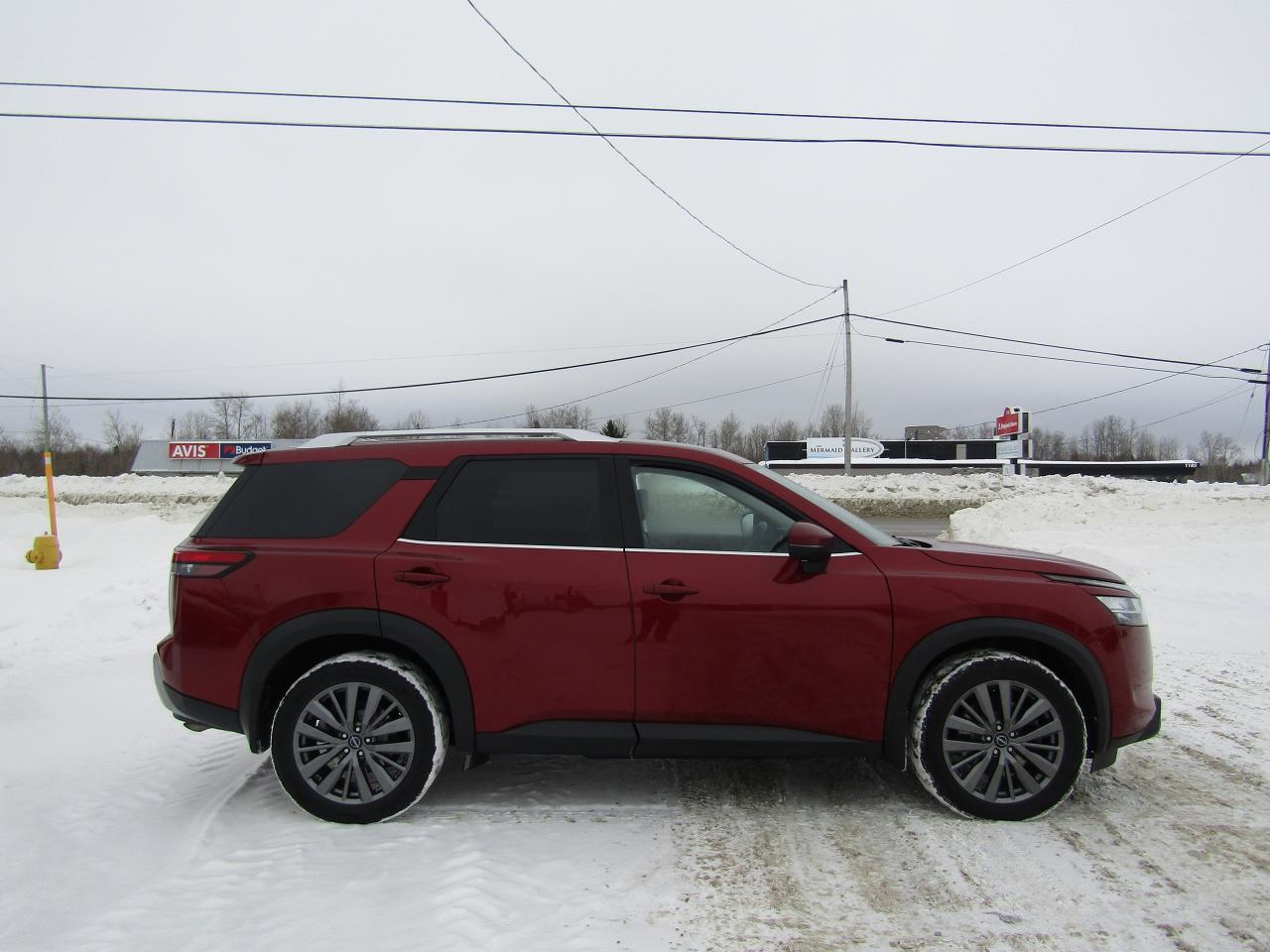 2023 Nissan Pathfinder SL Photo