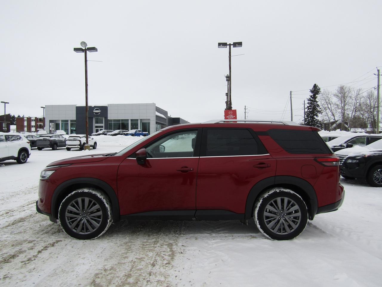 2023 Nissan Pathfinder SL Photo