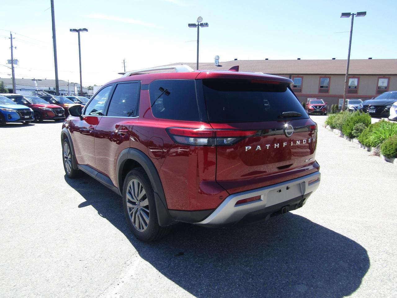 2023 Nissan Pathfinder SL Photo4