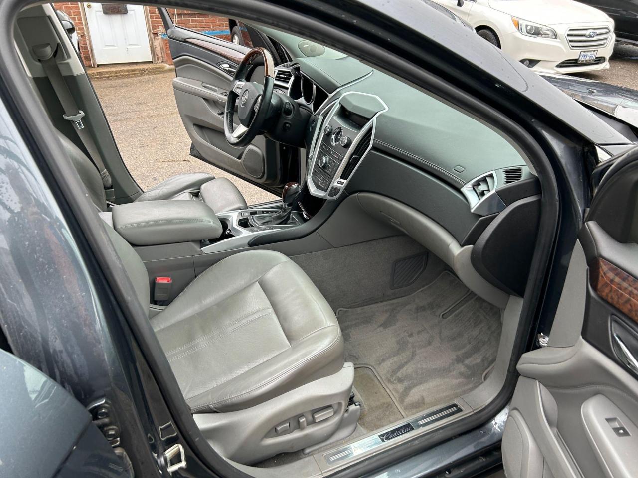 2010 Cadillac SRX 3.0 Performance FWD 4dr - Photo #11