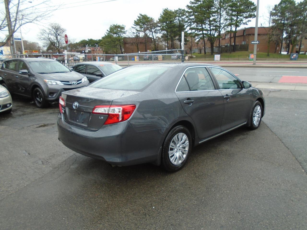 2013 Toyota Camry LE/ LEATHER / REAR CAM / HEATED SEATS / AC/ MINT - Photo #5