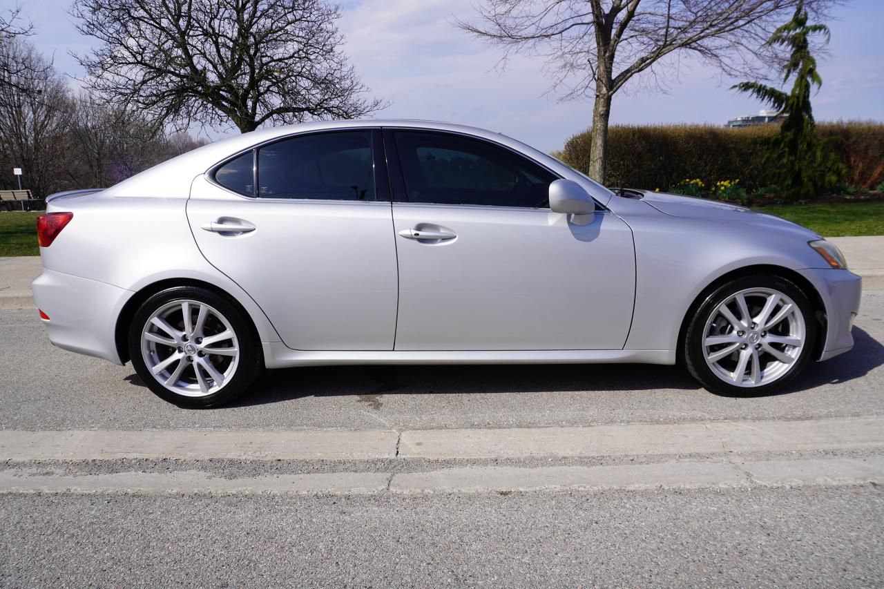 2006 Lexus IS 250 ULTRA RARE / MANUAL / LEATHER/ LOW KMS/ IMMACULATE Photo4