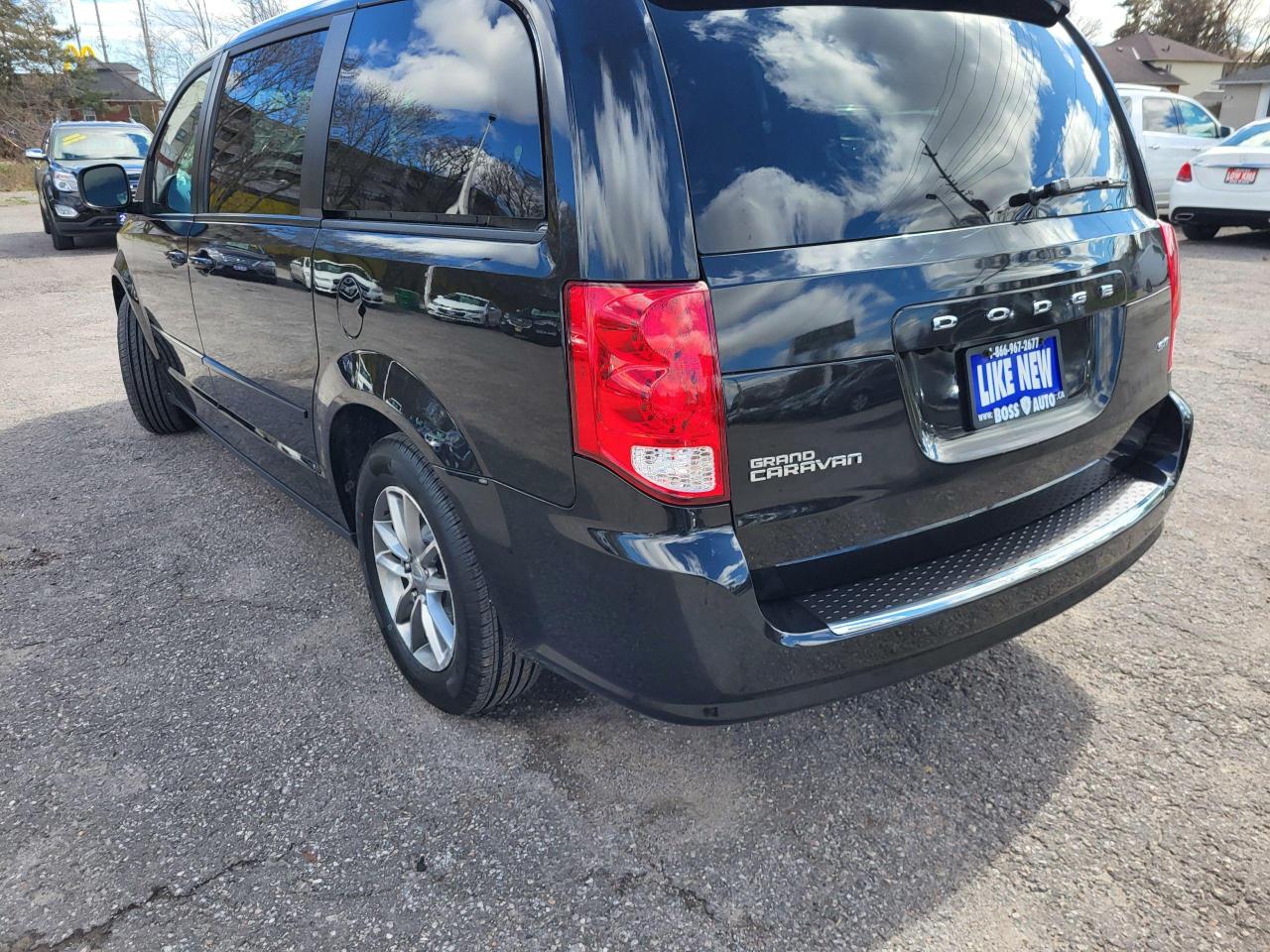 2017 Dodge Grand Caravan SXT Photo2