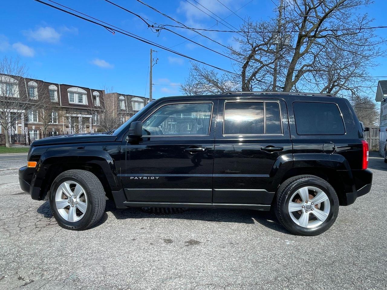 2012 Jeep Patriot SPORT TRIM/LOW MILEAGE/SUNROOF/ALLOY RIM/CERTIFIED - Photo #2