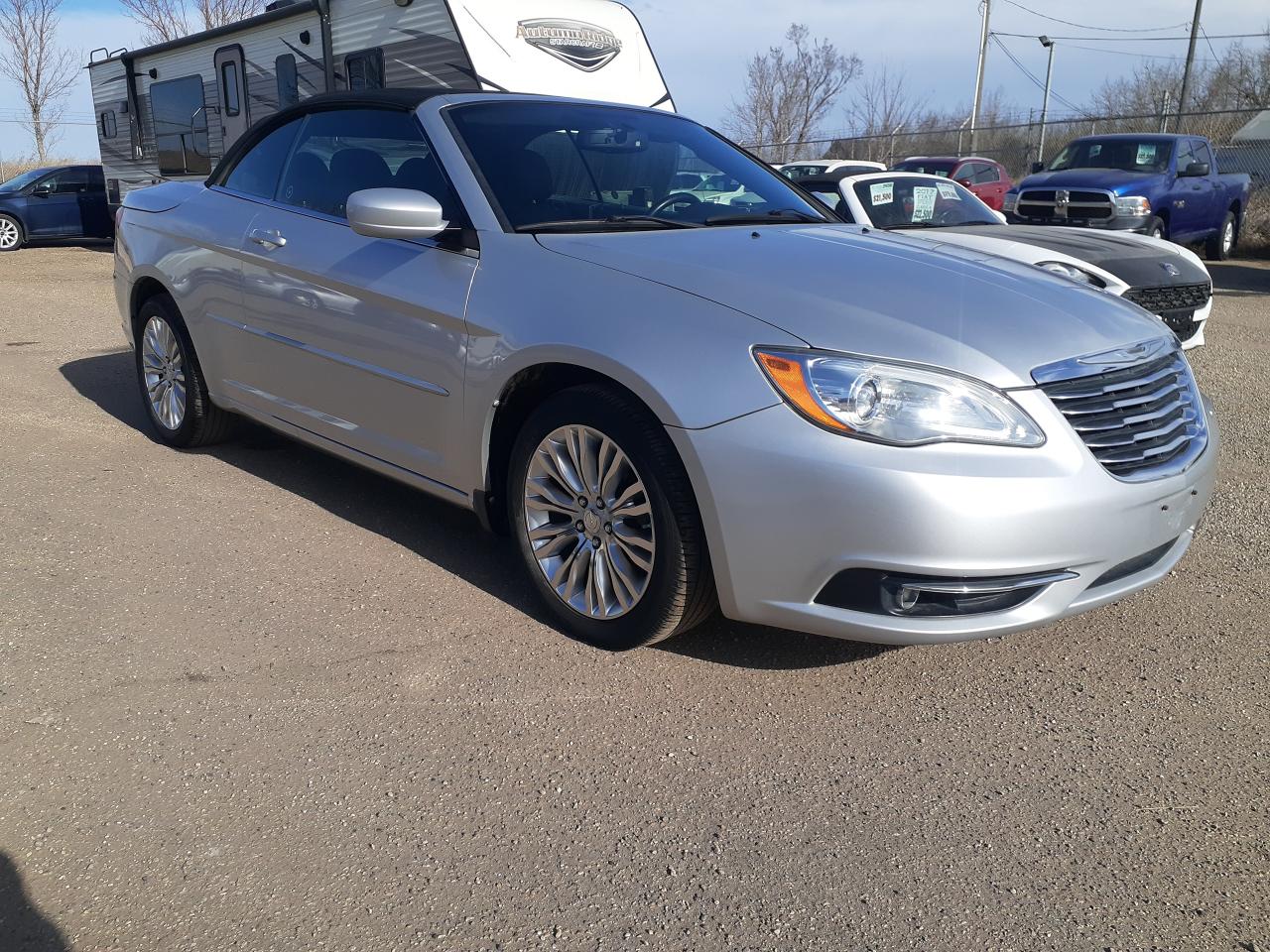 2011 Chrysler 200 Convertible, Htd Seats, Remote Start - Photo #3