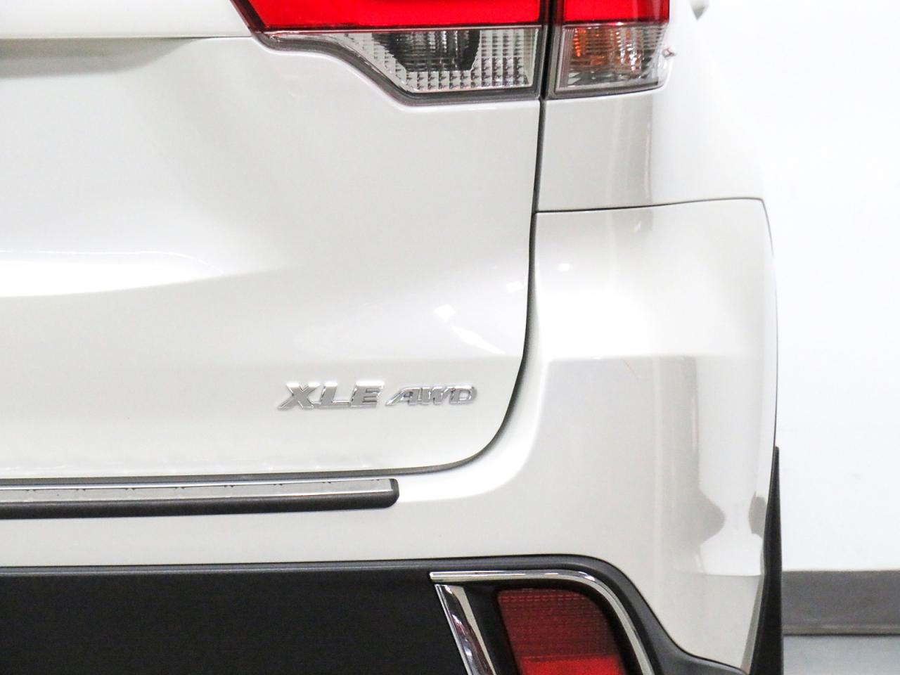 2019 Toyota Highlander XLE | AWD | 8 Pass | Nav | Sunroof | BSM | CarPlay