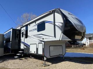 Used 2018 Keystone Avalanche 32RE - for sale in Stettler, AB