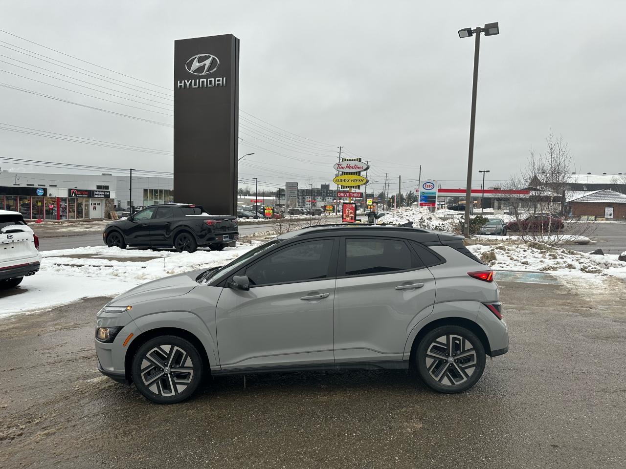 2022 Hyundai KONA electric Preferred FWD w/Two-Tone Roof Electric Photo2