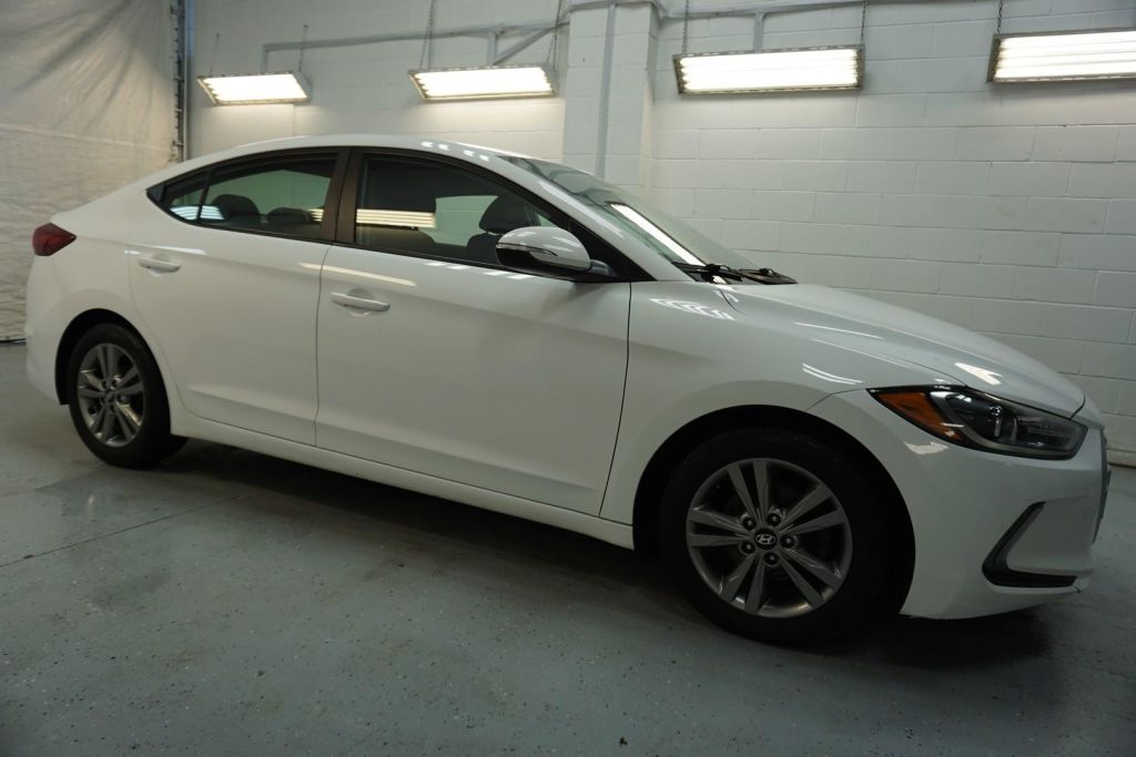 Used 2017 Hyundai Elantra SE CERTIFIED *FREE ACCIDENT* CAMERA BLIND SPOT HEAT STEA/STEERING ALLOYS for Sale in Milton, Ontario