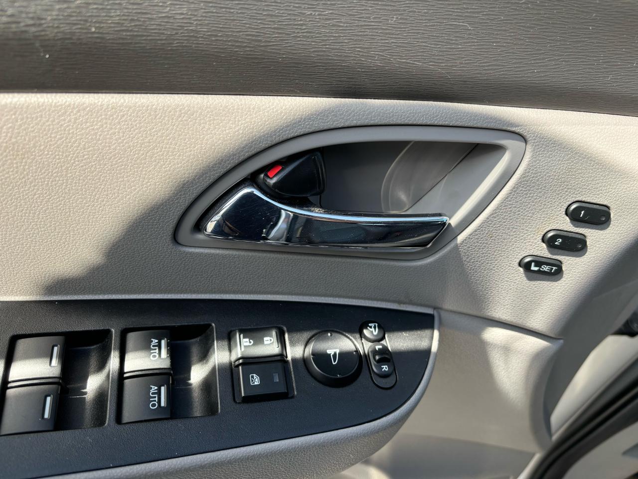 2014 Honda Odyssey Touring, DVD Player, 8 Pass, Sunroof, P. Doors, - Photo #19