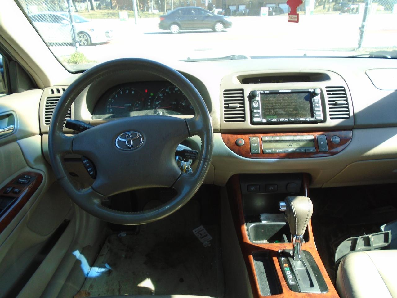 2002 Toyota Camry XLE/ LEATHER / ROOF / NAVI / AC/ HEATED SEATS / - Photo #9