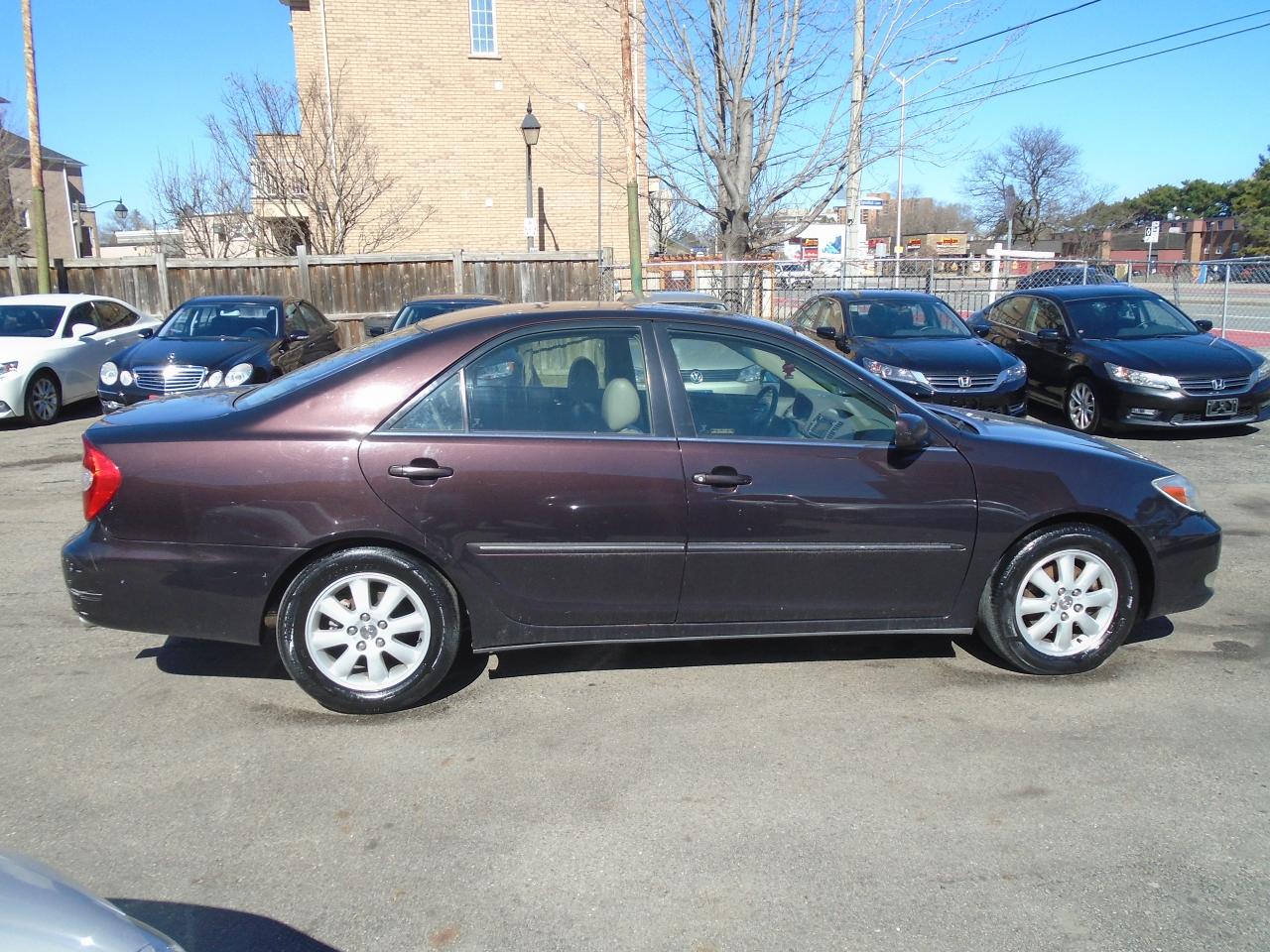 2002 Toyota Camry XLE/ LEATHER / ROOF / NAVI / AC/ HEATED SEATS / - Photo #4