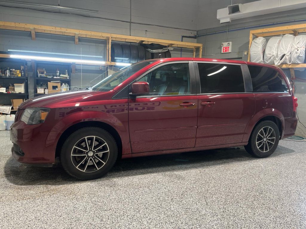Used 2017 Dodge Grand Caravan R/T * Leather-faced seats w/ perforation * 6.5 inch Touch Screen/CD/HDD Garmin navigation system * Blind-Spot/Rr Cross-Path Detection Park-Sense Rear for Sale in Cambridge, Ontario