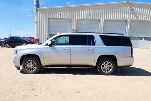 2017 GMC Yukon XL SLT 4WD w/H&C L, S/R, NAV, BUC, rear DVD