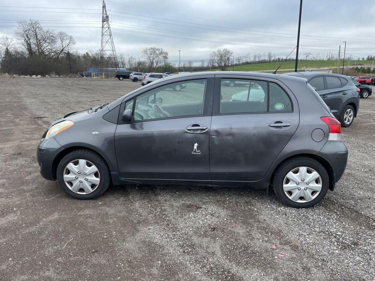 2009 Toyota Yaris LE Photo2