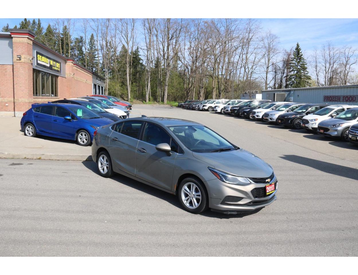 2017 Chevrolet Cruze LT AUTO - Photo #2