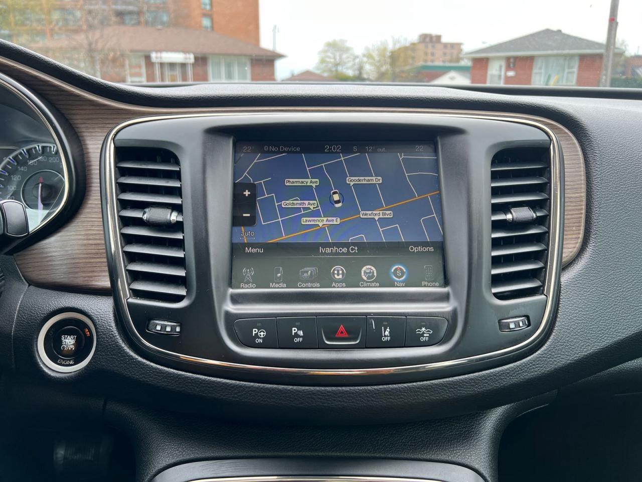 2015 Chrysler 200 C - Photo #12