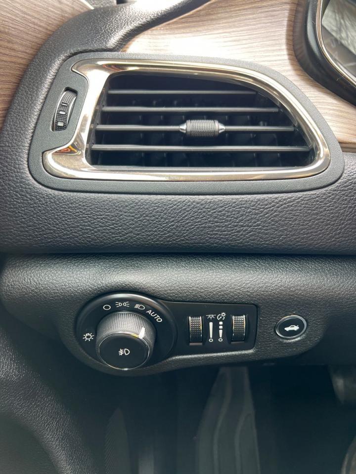 2015 Chrysler 200 C - Photo #15