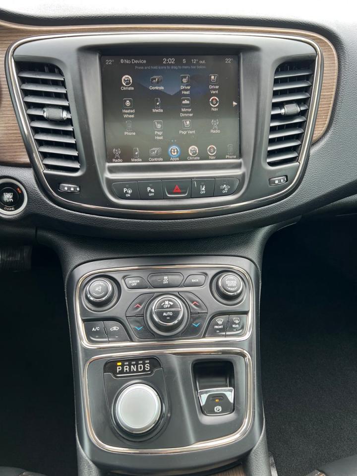 2015 Chrysler 200 C - Photo #13