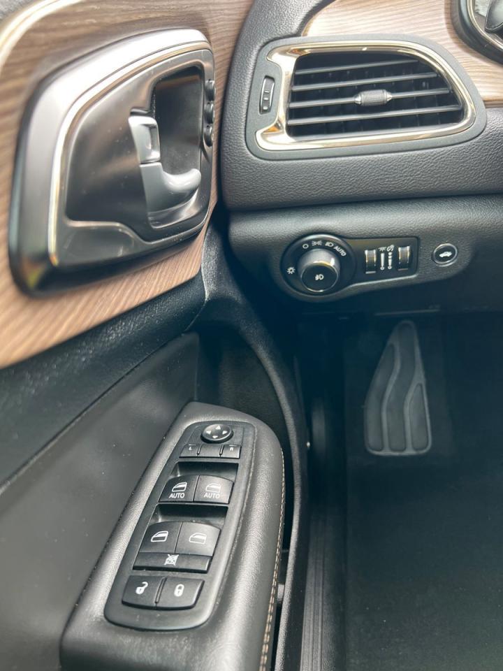 2015 Chrysler 200 C - Photo #14