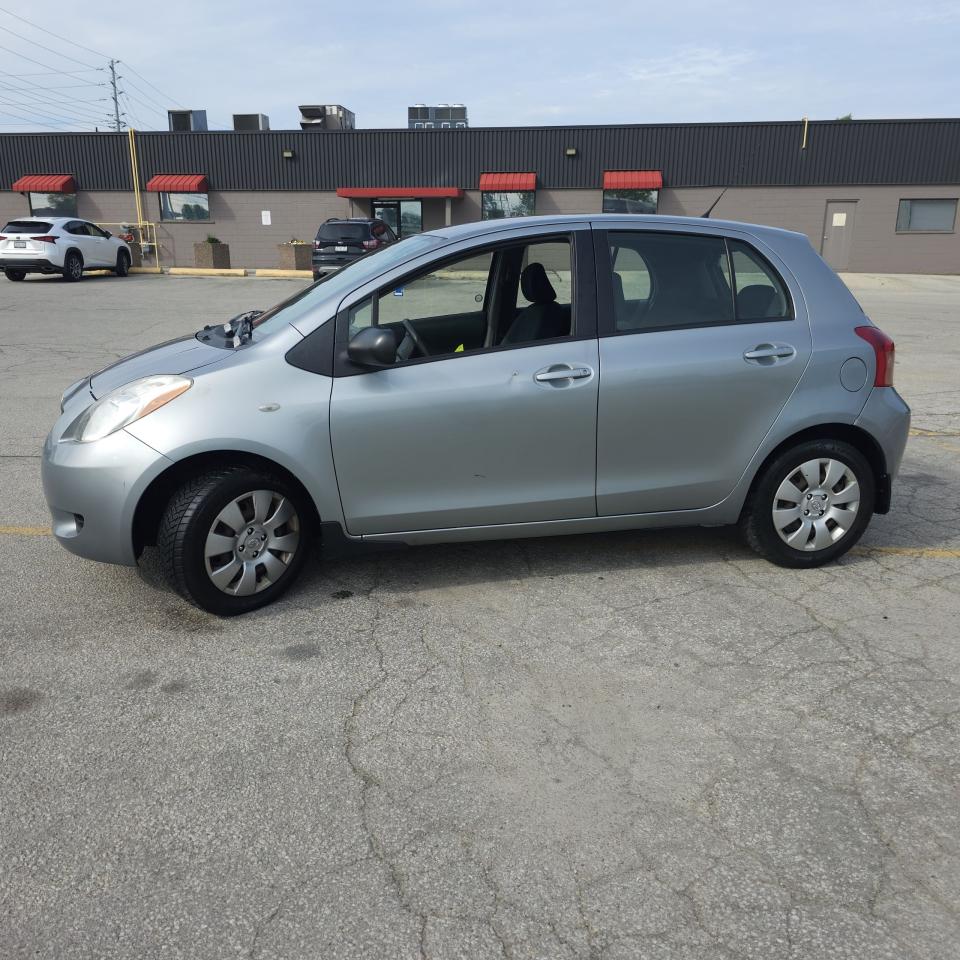 2008 Toyota Yaris LE Photo3