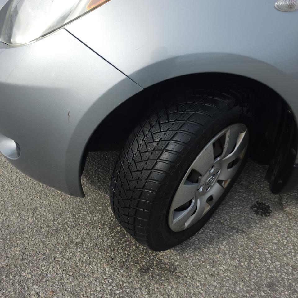 2008 Toyota Yaris LE Photo2