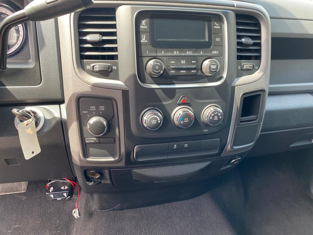 2017 RAM 1500 4WD QUAD CAB 140.5" ST - Photo #9