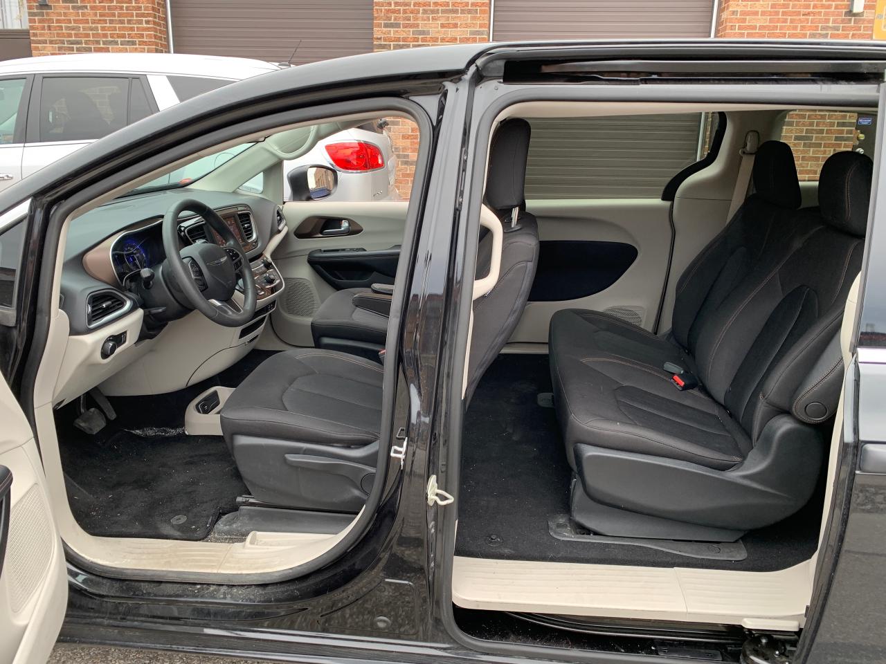 2018 Chrysler Pacifica L- ONLY 50,852KMS! 1 LOCAL SENIOR OWNER! NO CLAIMS Photo4