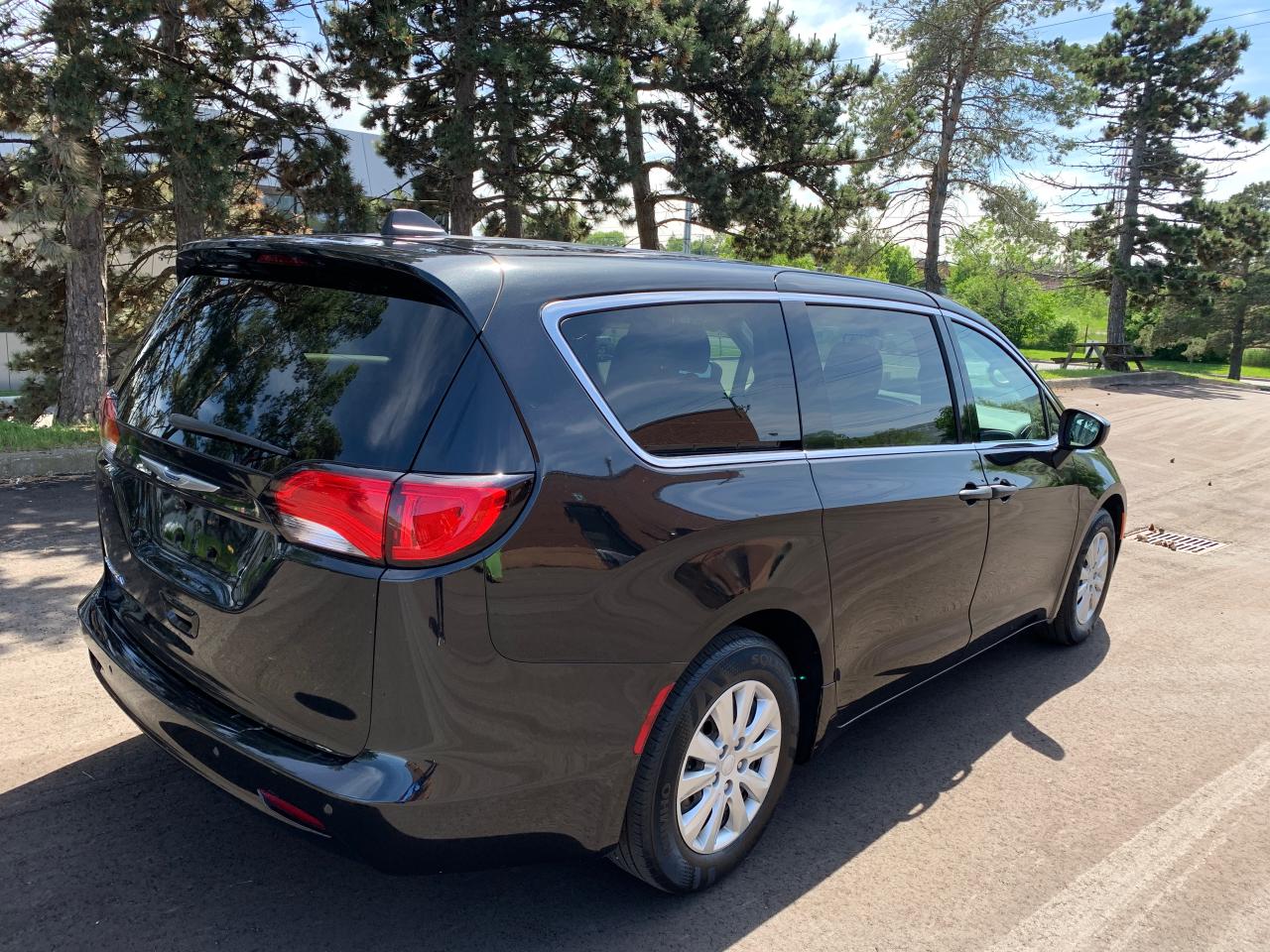 2018 Chrysler Pacifica L- ONLY 50,852KMS! 1 LOCAL SENIOR OWNER! NO CLAIMS - Photo #2