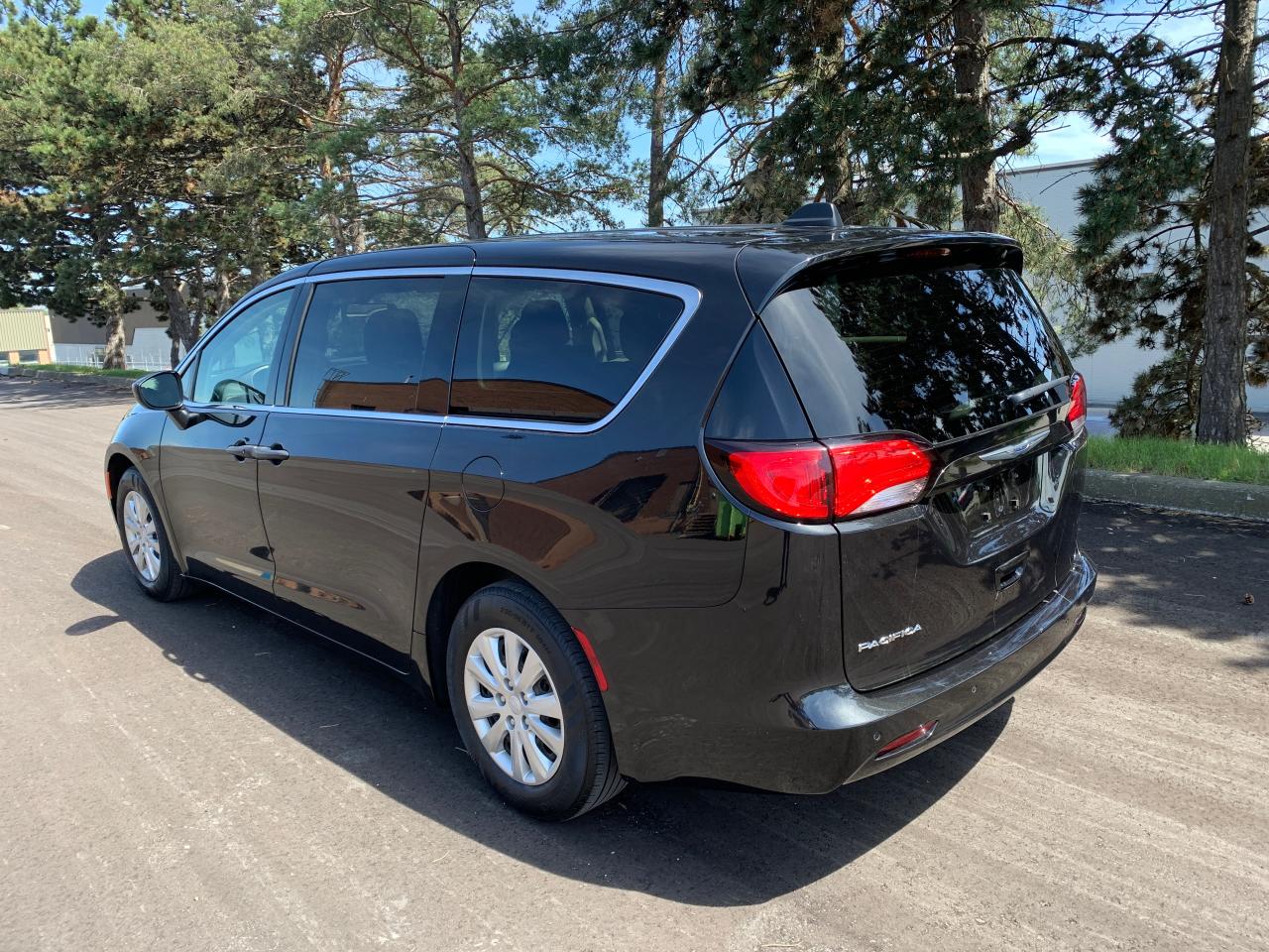 2018 Chrysler Pacifica L- ONLY 50,852KMS! 1 LOCAL SENIOR OWNER! NO CLAIMS Photo3