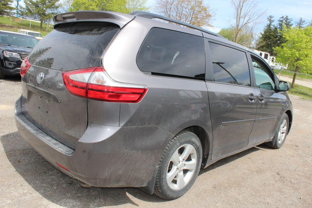 2016 Toyota Sienna  Photo2