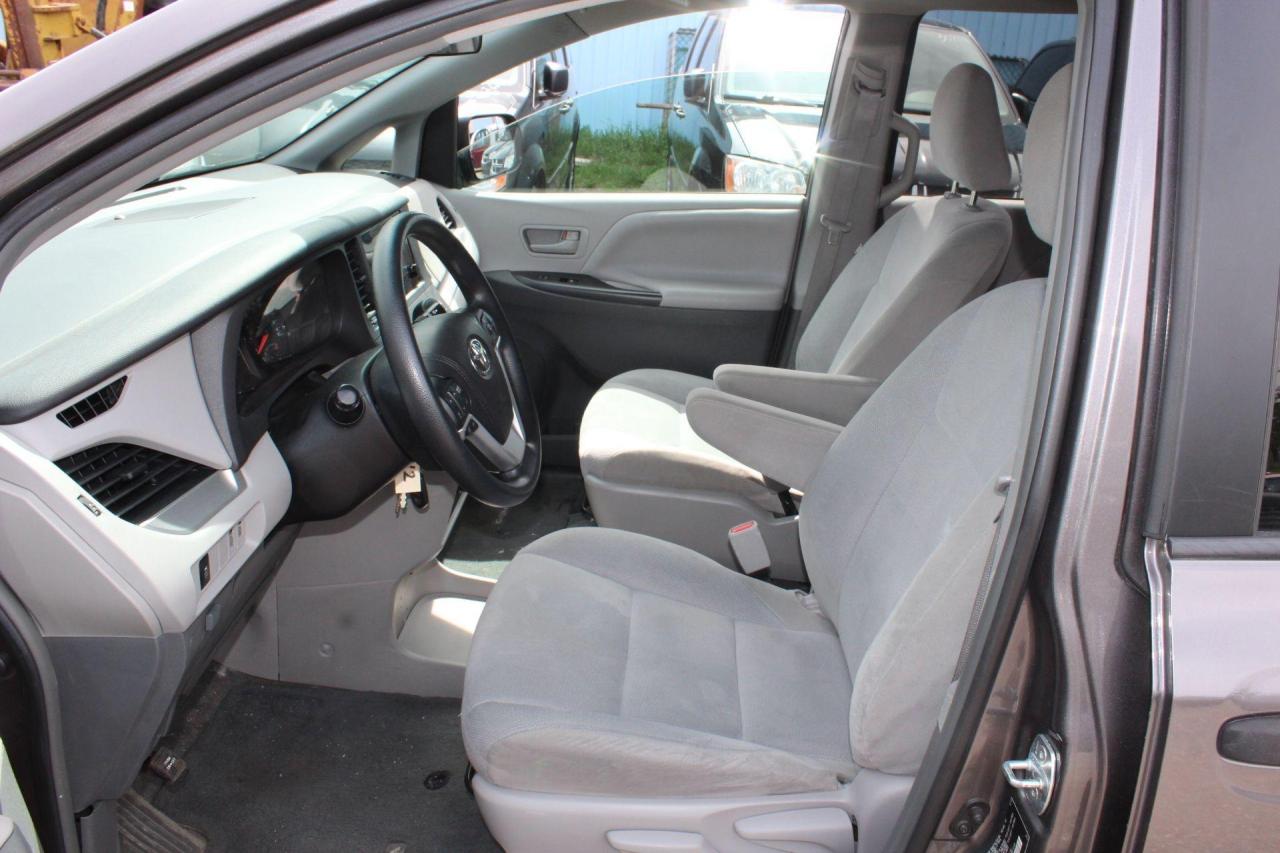 2016 Toyota Sienna  Photo4
