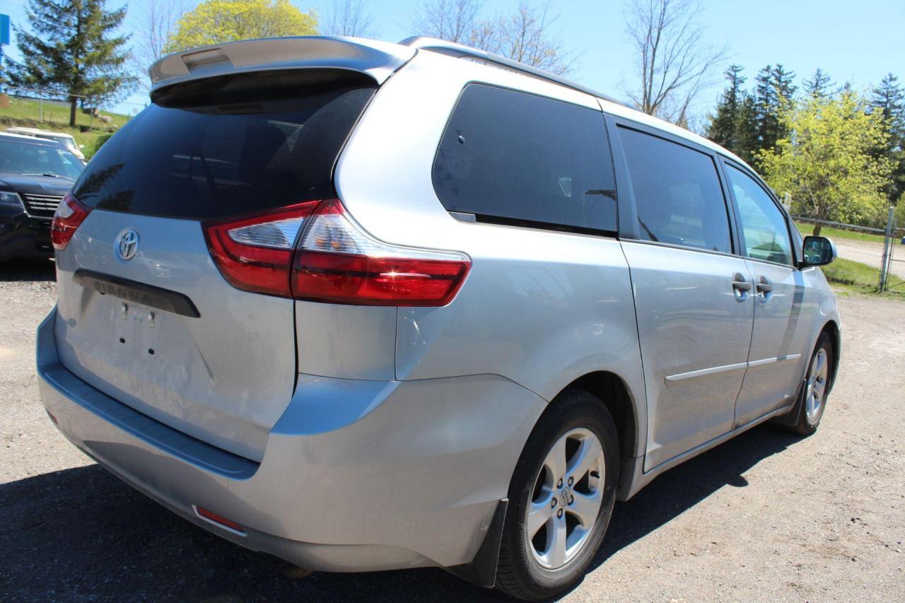 2016 Toyota Sienna  Photo2