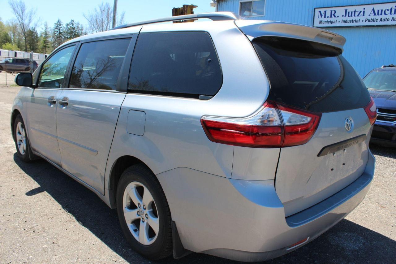 2016 Toyota Sienna  Photo3