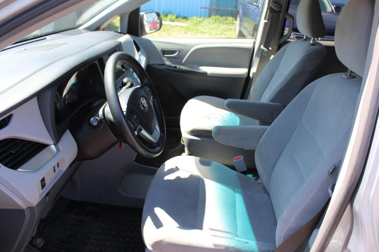 2016 Toyota Sienna  Photo4