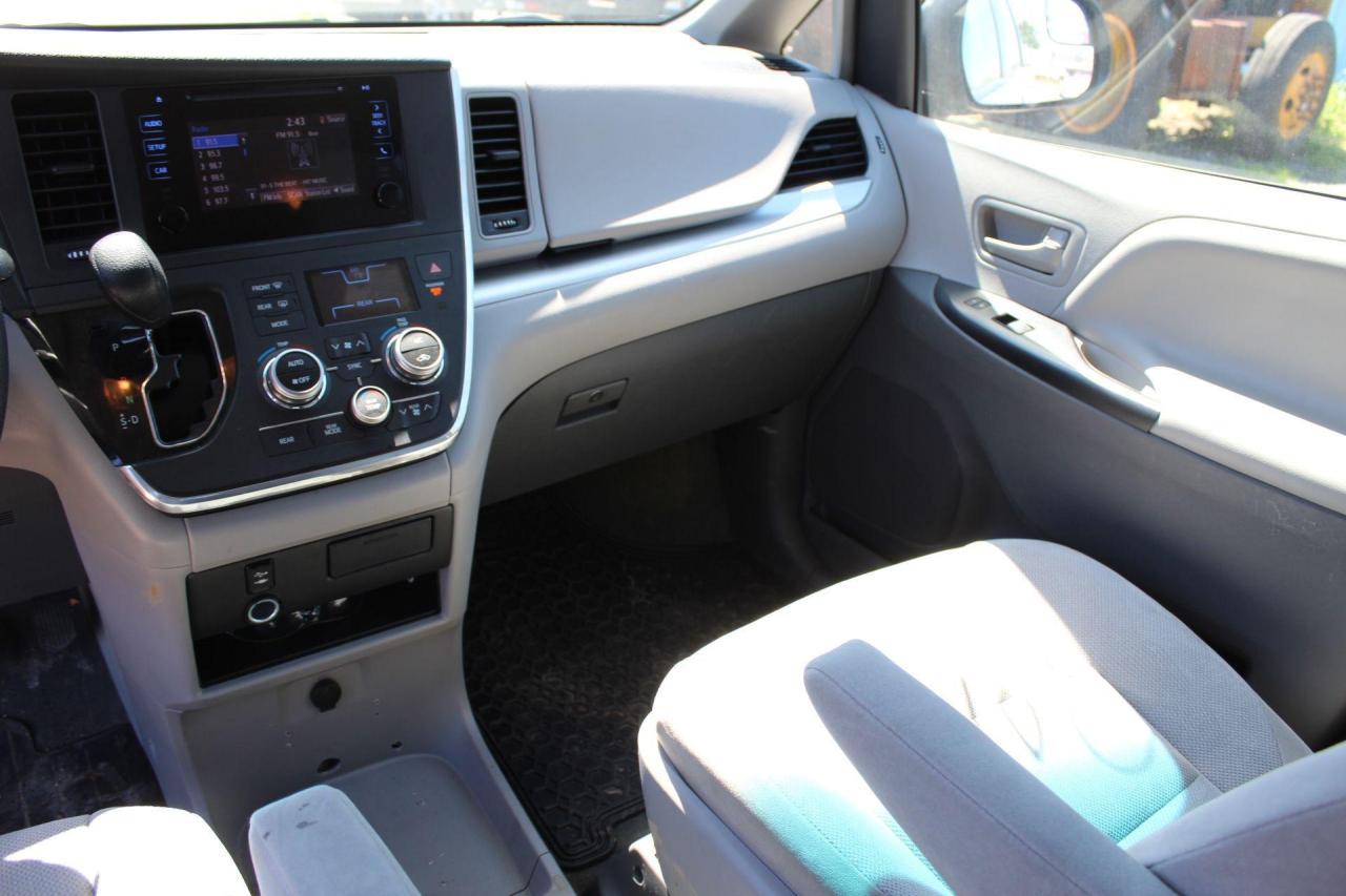 2016 Toyota Sienna  Photo